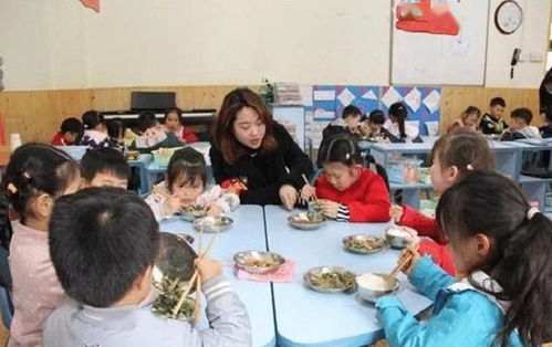 老师在家长群发孩子 午餐照 ,90后宝妈怒了 这饭农民工都不吃